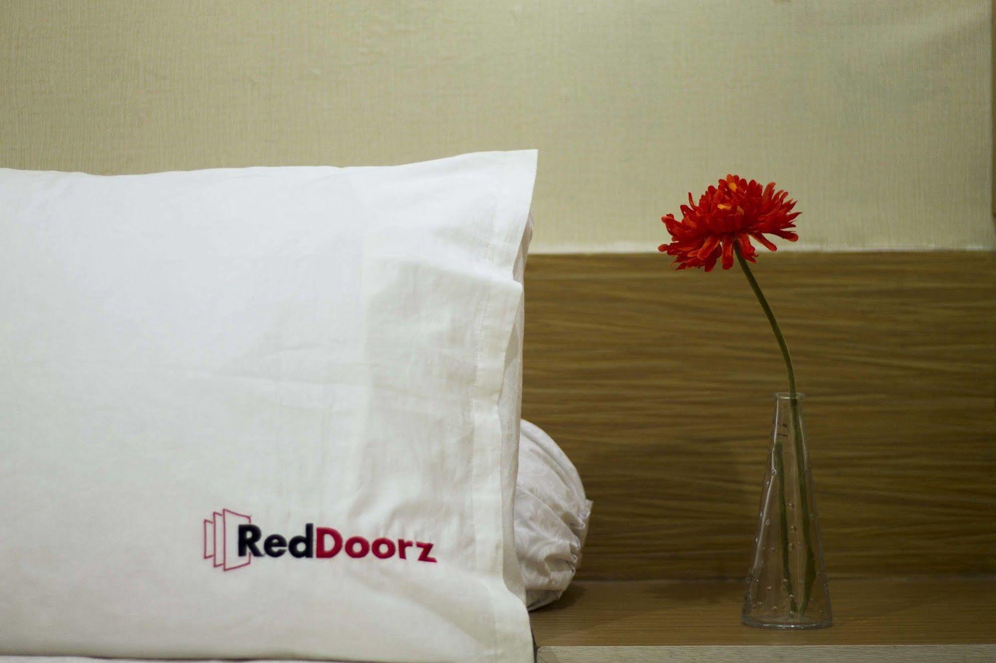 Reddoorz @ Petitenget Street Seminyak  Exterior photo
