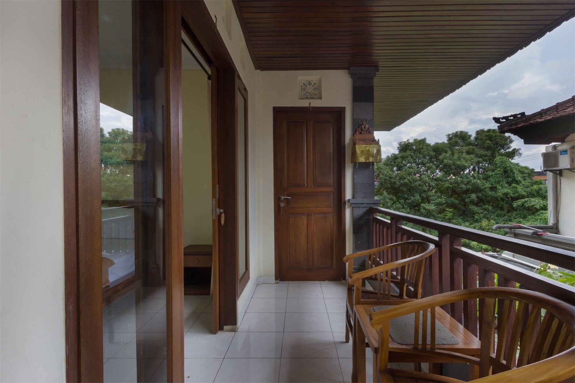Reddoorz @ Petitenget Street Seminyak  Exterior photo
